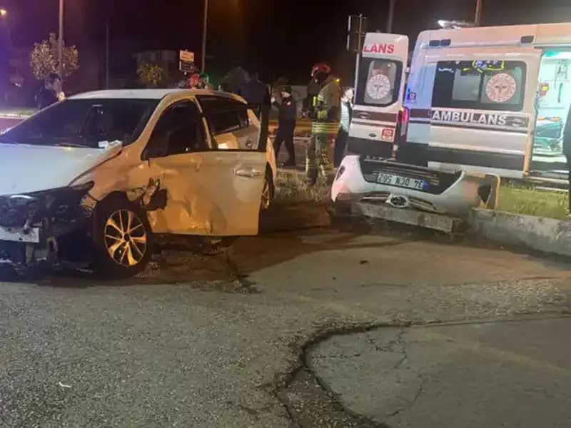 Pikap ve Otomobil Çarpıştı: Kaza Anı Kameralara Yansıdı