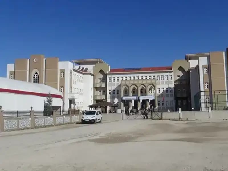 Ortaokulda Öğretmenden Öğrenciye Şiddet İddiası: Olayın Detayları ve Tepkiler