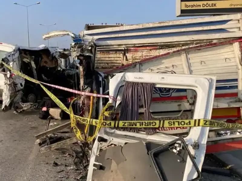 Mersin'de Tatil Yolu Üzerinde Meydana Gelen Feci Kaza: İki Kişi Hayatını Kaybetti