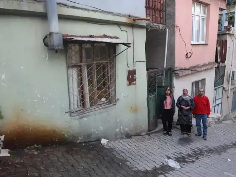 Mavi Boyalı Oda: Banyosuz Tek Odalı Evde Dört Kişilik Hayat