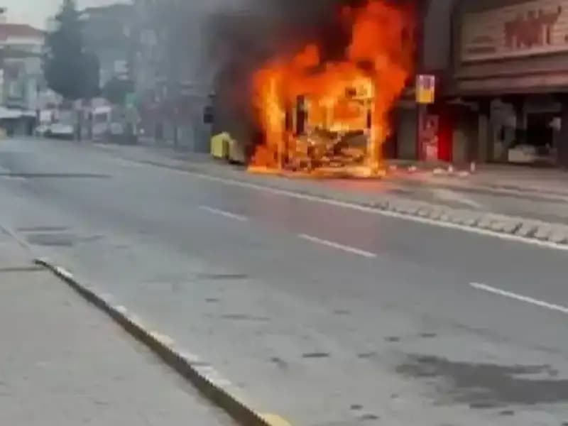 Ümraniye'de Korkutan Yangın Paniği: Alevler Bir Anda Ortaya Çıktı!