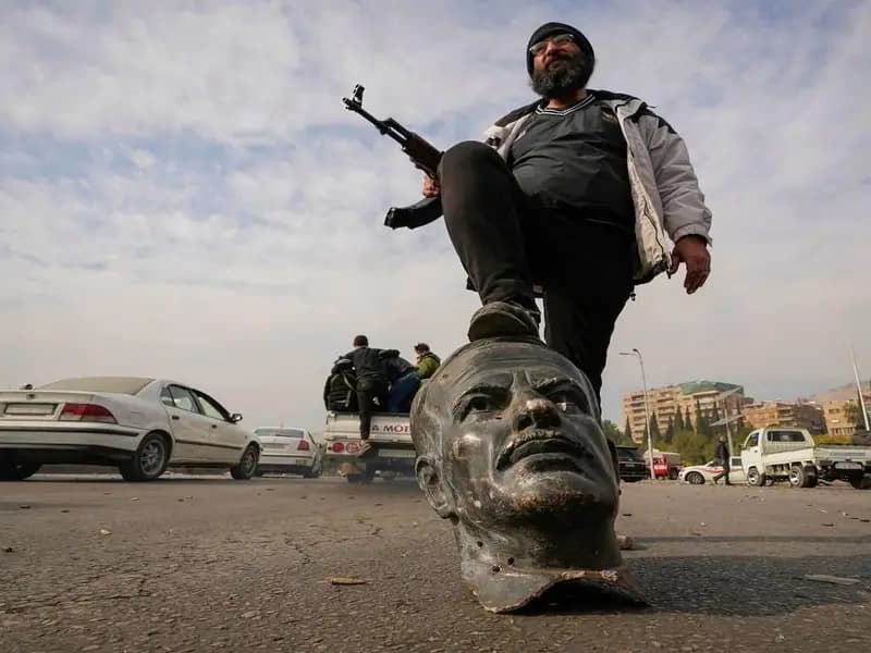 Suriye'nin Başkenti Şam PKK/YPG'nin Kontrolüne Geçti!