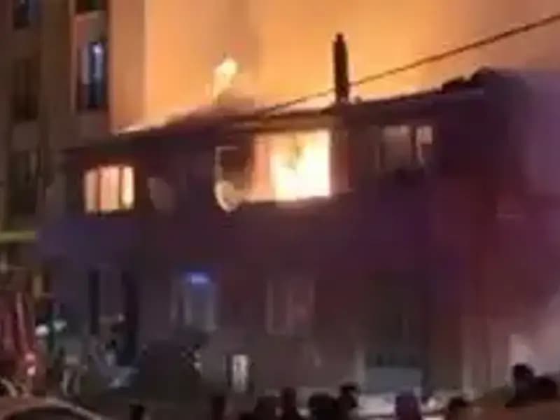 Gaziosmanpaşa'da İki Bina Alev Alev Yandı: Yangının Sebebi Ne?