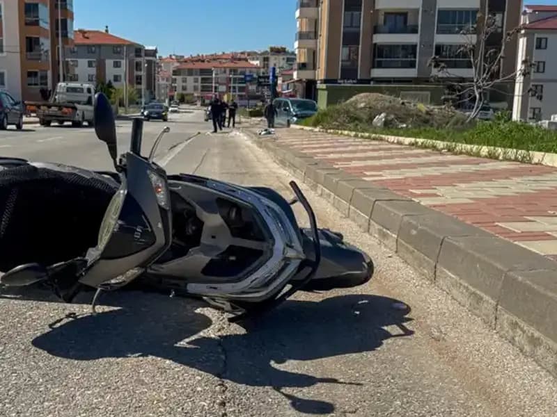 Uşak'ta Trafik Kazası: Hafif Ticari Araç ve Motosiklet Çarpıştı, 1 Kişi Hayatını Kaybetti