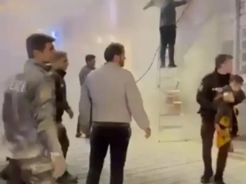 Beyoğlu'ndaki Büfede Yangın: Küçük Çocuğun Hayatı Kurtarıldı