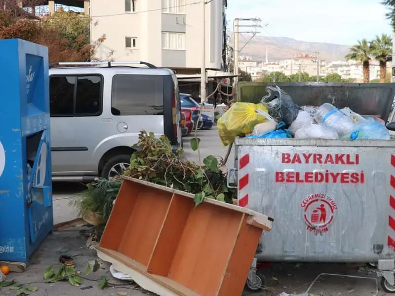 İzmir Bayraklı'da Sokaklarda Çöp Yığınları Oluştu