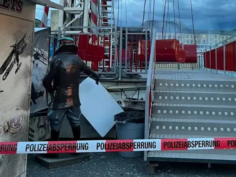 Dönen Salıncak Reklam Direklerine Çarptı: Facia Neredeyse Gerçekleşiyordu!