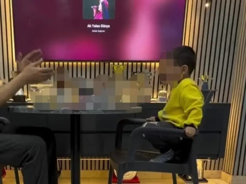 İzmir'de Oğlunu Alkol Masasına Oturtan Baba Gözaltına Alındı