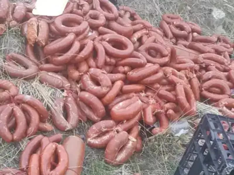 Ankara’da Yüzlerce Kilo Sucuk ve Salam Terkedilmiş Araziye Atıldı