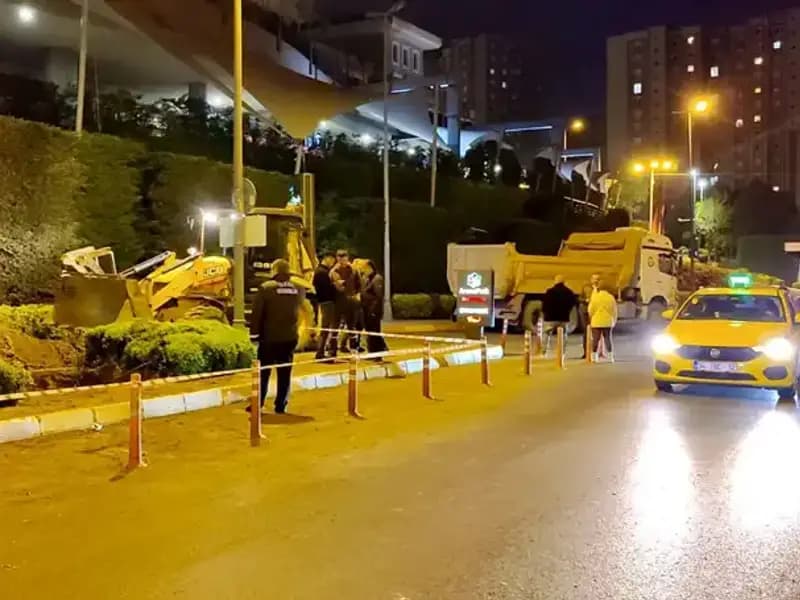 AVM Girişinde Doğalgaz Paniği: Müşteriler Aniden Dışarı Dökülünce