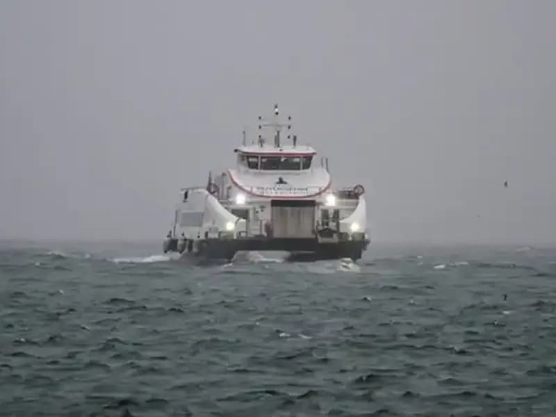 İzmir'de Fırtına Uyarısı: Vapur Seferleri İptal Edildi!