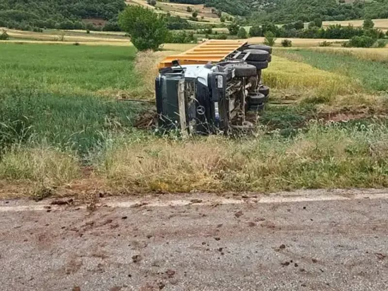 Tokat'ta Devrilen Kamyonun Şoförü Hayatını Kaybetti: Detaylar Şok Edici