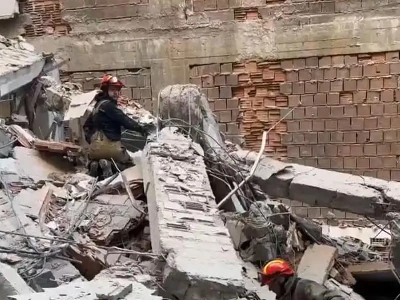 Güngören'de Yıkım Esnasında Çöken Bina: 2 İşçi Göçük Altında