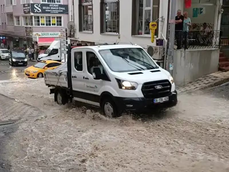 10 Dakikalık Sağanak, Şehirde Su Baskınlarına Neden Oldu: Kayıplar ve Önlemler