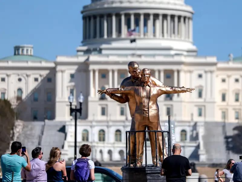 Washington'da Trump ve Epstein'in Tartışmalı Heykeli Sergilendi