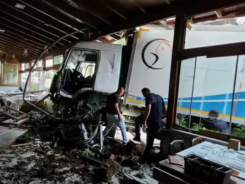 Freni Boşalan Kamyon Restorana Giriş Yapınca Ortalık Karıştı!