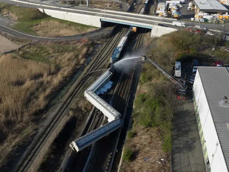 New Jersey'de Yük Treni Raydan Çıktı: Kimyasal Sızıntı Alarmı