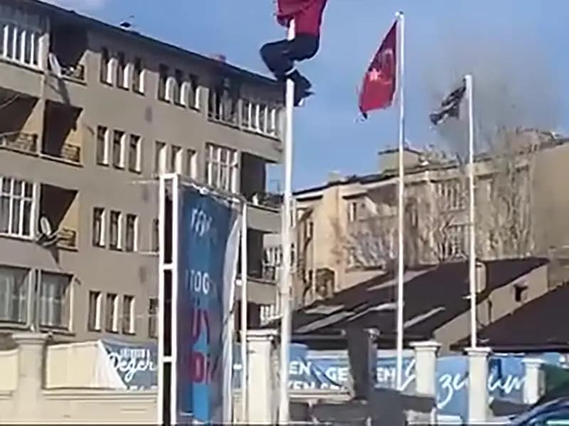 Erzurum'da Bayrağı Düzeltmek İçin 15 Metre Yükseğe Tırmandı
