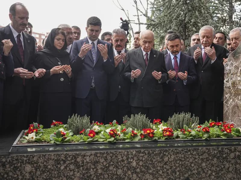 Devlet Bahçeli, Alparslan Türkeş'in Kabrini Ziyaret Etti