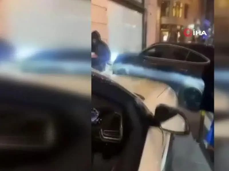 Londra'da Otomobil Yayaların Arasına Daldı, Sosyal Medya Ünlüsü Yaralı