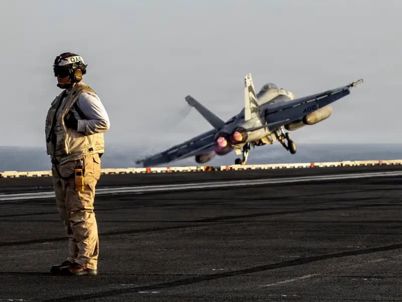 ABD, İran'da Düşen Savaş Uçağının Pilotunu Kurtardı