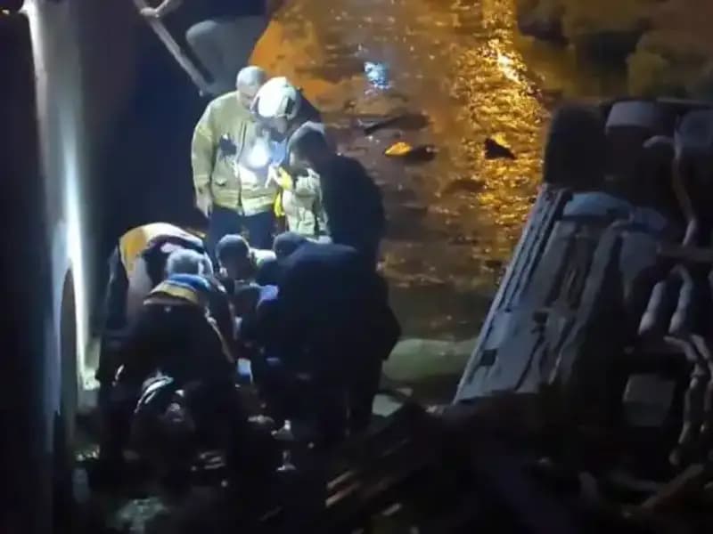 Sürücü Kaçtı, Yaralıyı İtfaiye İle Kurtardı: Olay Anı ve Detaylar