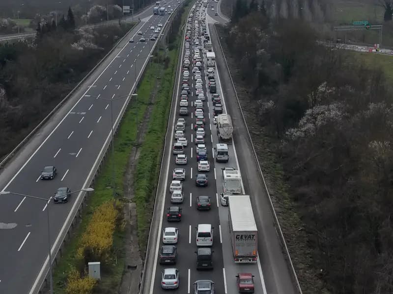 İstanbul'a dönüş yollarında trafik yoğunluğu artıyor!