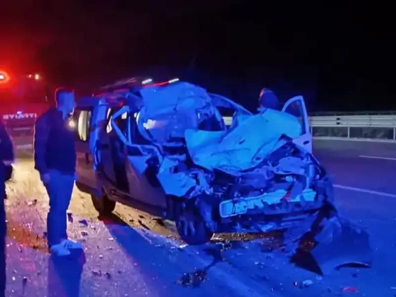 Otoyolda Feci Kaza: TIR’a Çarpan Araç Hurdaya Döndü