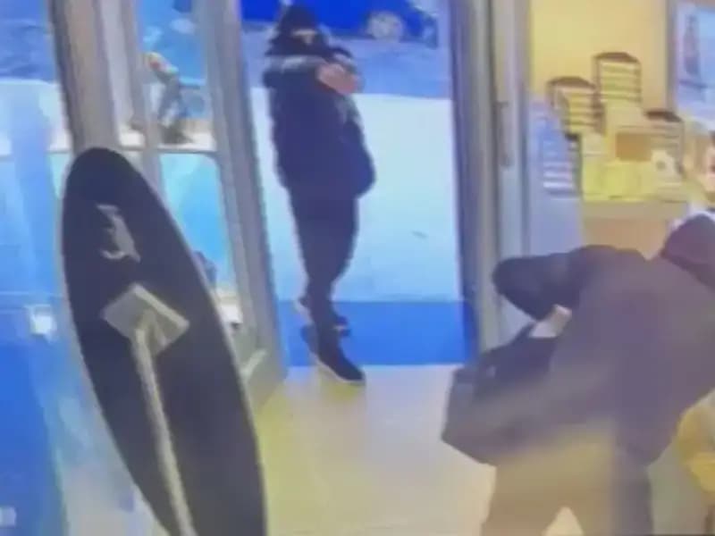 Ümraniye'de Şok Soygun Girişimi: Maskeli Saldırganlar Silahlarla Hareket Etti!