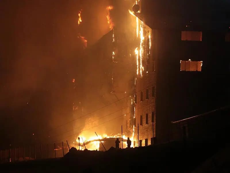 Yangınla ilgili soruşturma için 4 başmüfettiş ve 6 savcı görevlendirildi