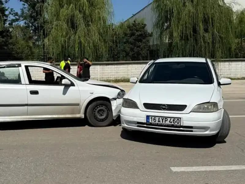 İki Otomobilin Çarpıştığı Kazada İki Kişi Yaralandı