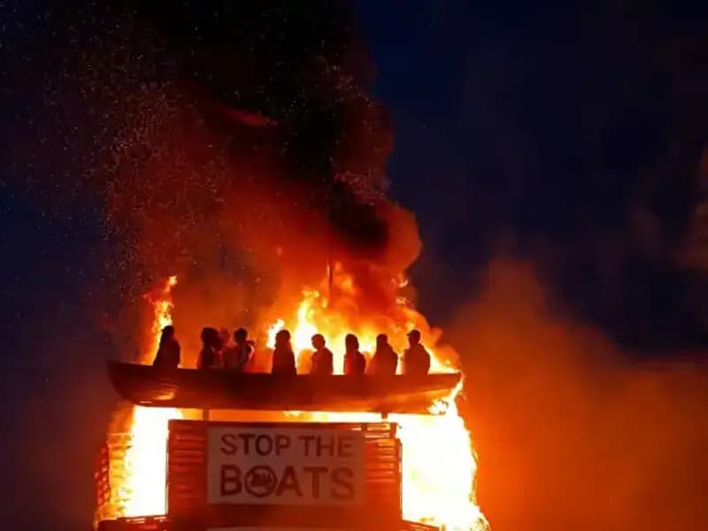 Kuzey İrlanda'da Mülteci Temsili Kuklaların Yakılması Olayı Tartışma Yarattı