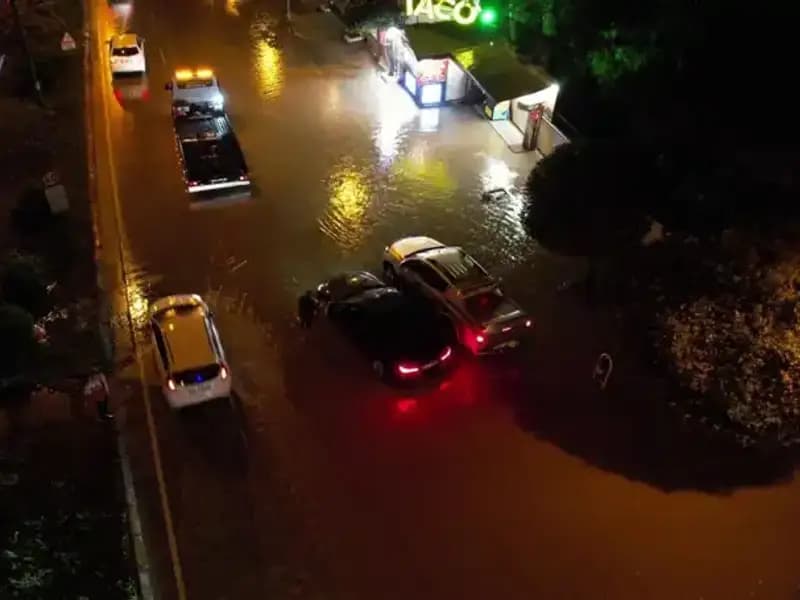 Adana’da Gökgürültülü Sağanak Yağış: Cadde ve Yollar Sular Altında Kaldı
