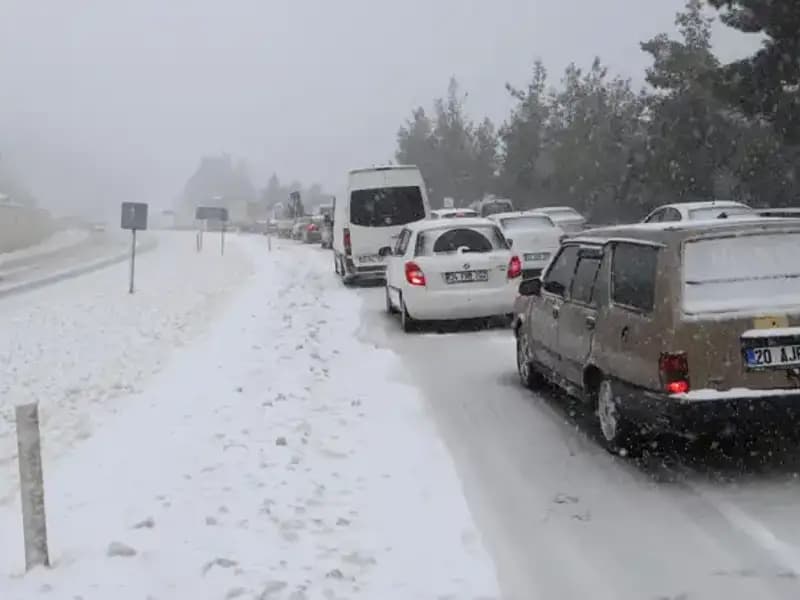 Denizli-Antalya Kara Yolunda Kar Alarmı: Trafik Durma Noktasına Geldi!