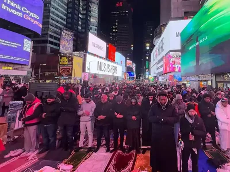New York Times Meydanı’nda Tarihi Teravih Namazı İftarı