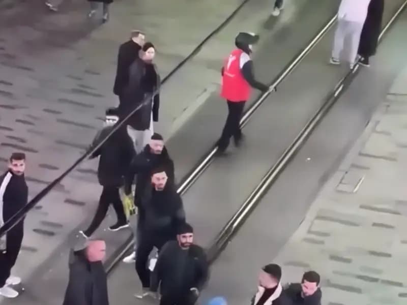 Taksim İstiklal Caddesi'nde Kavga: Güvenlik Görevlisi ve Müşteri
