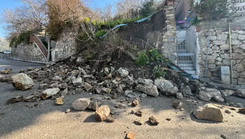 İstinat Duvarı Çökünce Yolda Korku Dolu Anlar Yaşandı