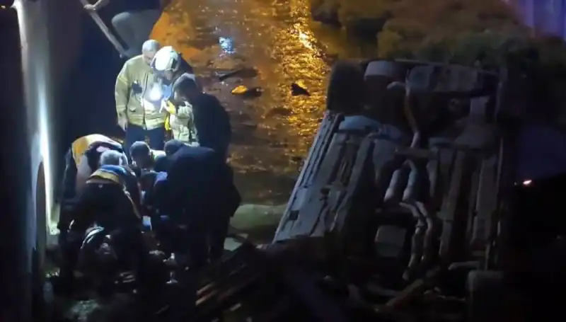 Sürücü Kaçtı, Yaralıyı İtfaiye İle Kurtardı: Olay Anı ve Detaylar