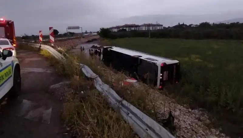 Manisa'da Otobüs Kazası: Feci Çarpışmada Yaralılar Bulundu