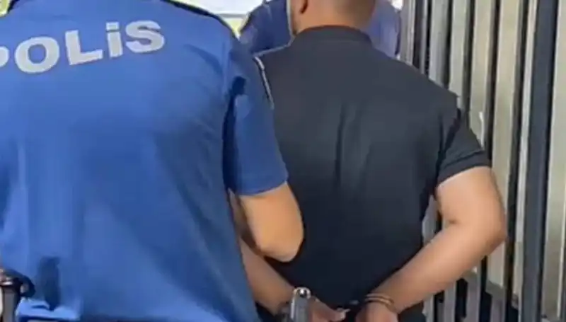 İzmir'de Polis Memurlarına Saldıran Şahıs Tutuklandı, Olayın Ardındaki Gerçekler