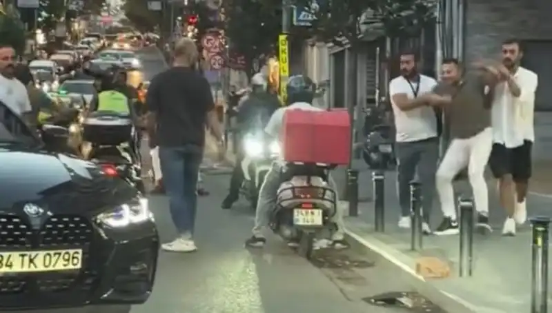 Nişantaşı'nda Yol Verme Kavgası: Sopalı Saldırı Anları Kameralara Yansıdı