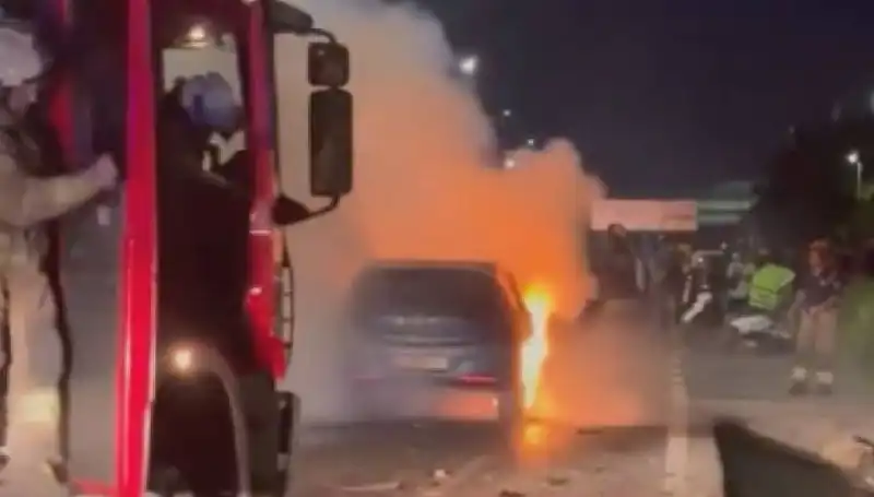 Otoyolda Bariyerlere Çarpan Araç Korkunç Bir Yangın Çıkardı!