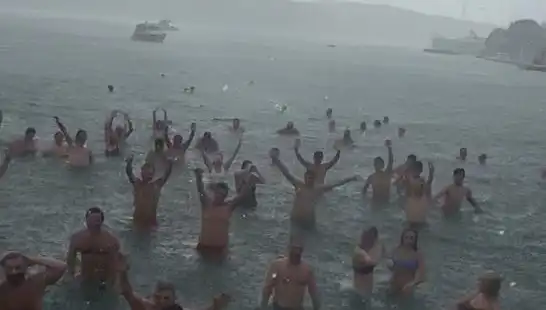 İstanbul'da Yağmurun Ortasında Denize Giren Cesur Kalabalık