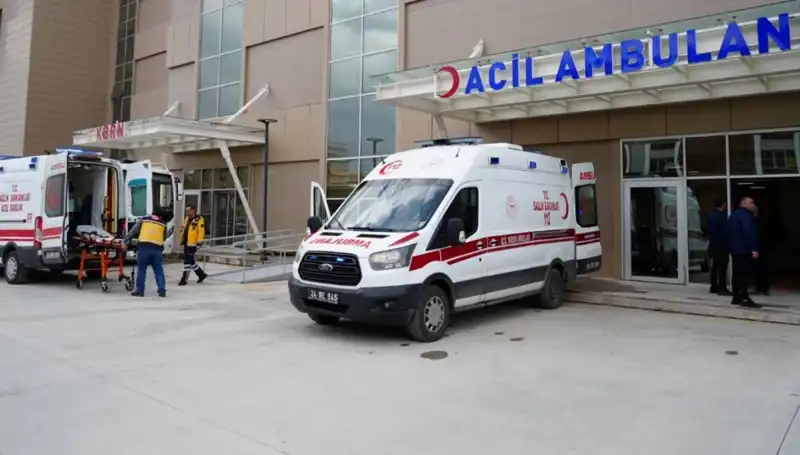 Erzincan'da Çarpıcı Kaza: Bir Kişi Hayatını Kaybetti, Üç Yaralı