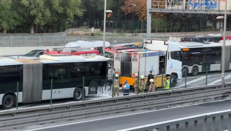 İstanbul'da Metrobüs Yangını: Trafik Durma Noktasına Geldi