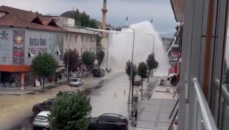 İçme Suyu Hattındaki Patlama: Şehirde Su Fışkırdı, Sokaklar Gözyaşına Boğuldu