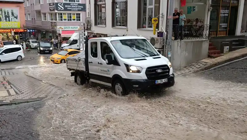 10 Dakikalık Sağanak, Şehirde Su Baskınlarına Neden Oldu: Kayıplar ve Önlemler