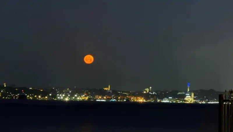 İstanbul'da Çilek Dolunayı: Hatıraların Görsel Şöleni