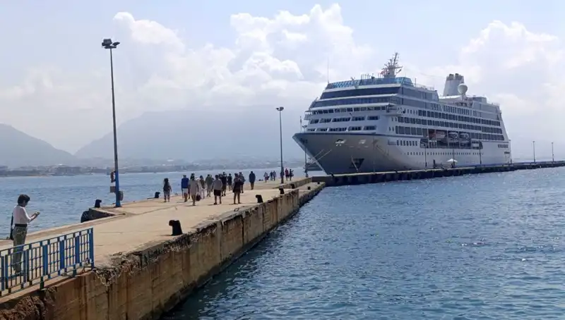 Alanya'ya Gemilerle Gelen ABD’li Turistler, Tarih ve Doğayla Buluştu