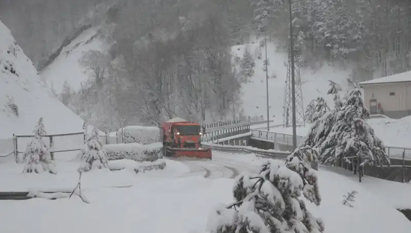 Bolu Dağı'nda Fırtına Gibi Yağmur Yerini Karla Buluşturdu!
